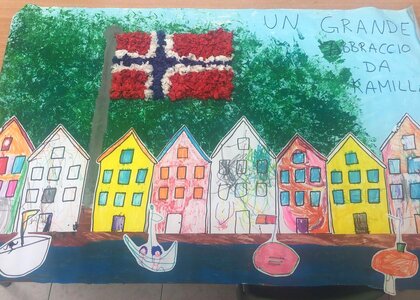Fargerikt bilde med norsk flagg, hus som ligner på Bryggen i Bergen og båter i vannet - Klikk for stort bilde